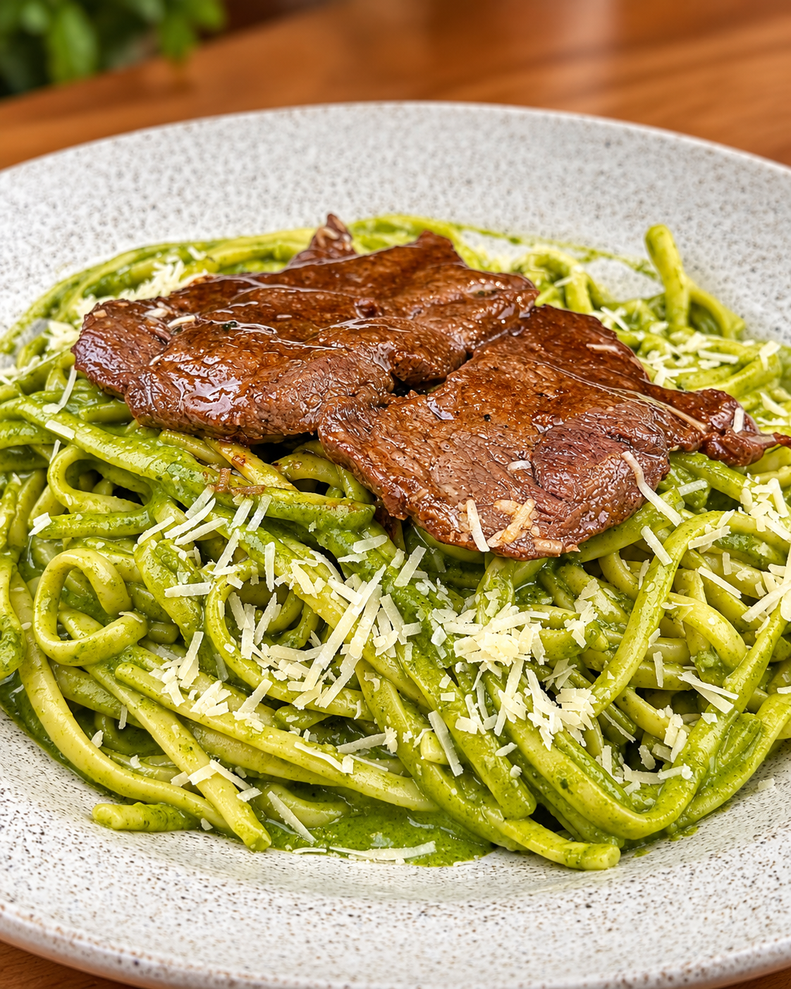 Spaghetti al pesto con lomo